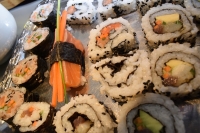 Maki-Sushi: Lachs-Rucola-Rolle mit Pesto